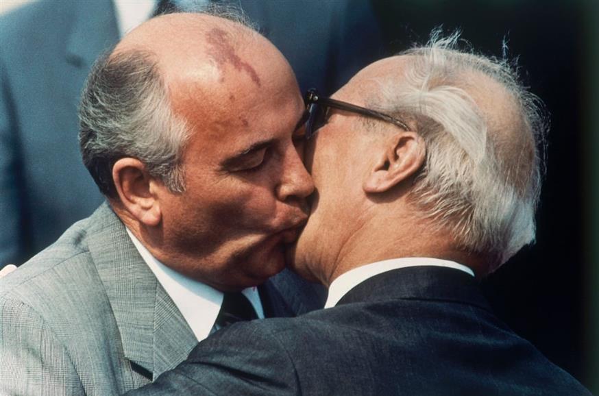 Το θρυλικό φιλί του Γκορμπατσόφ στον Χόνεκερ. Οι Μοσχοβίτες αψήφησαν τους νόμους... /copyright Ap Photos