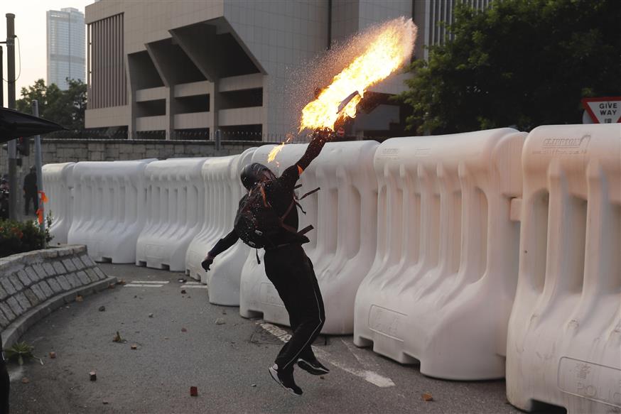 Επιθέσεις με μολότοφ στο Χονγκ Κονγκ (AP Photo/Kin Cheung)