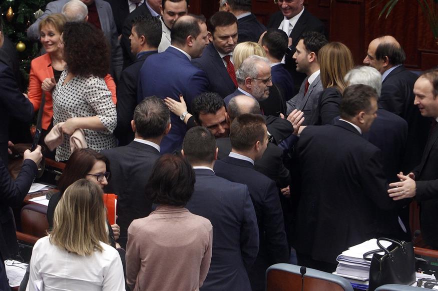 O Ζόραν Ζάεφ μετά το τέλος της ψηφοφορίας στο κοινοβούλιο της πΓΔΜ (AP Photo/Boris Grdanoski)