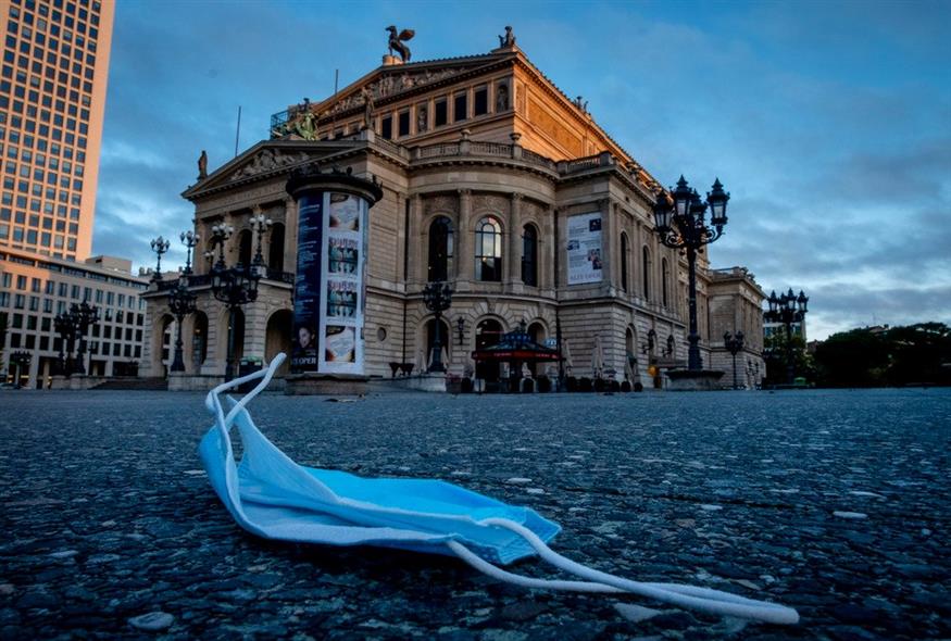 Mάσκα προσώπου που πετάχτηκε μπροστά από την Παλιά Όπερα στη Φρανκφούρτη της Γερμανίας / AP Photo/Michael Probst