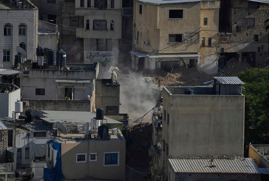 Βομβαρδισμένο τοπίο η Δυτική Όχθη (AP Photo/Nasser Nasser)