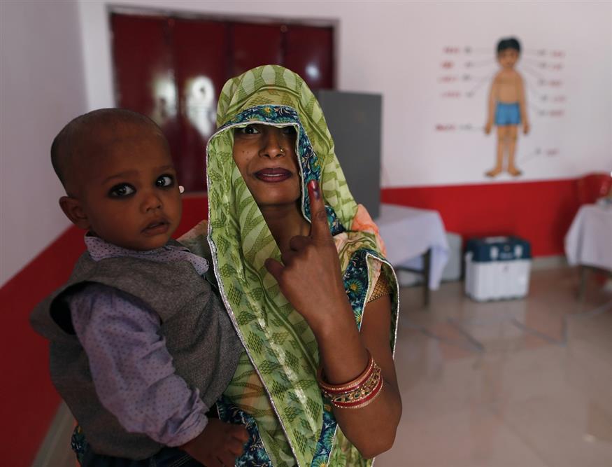 Δεν έχει σημασία τι φορά, φυσικά και δεν παίζει ρόλο το χρώμα του δέρματός της, αλλά το ότι είναι μάνα για το παιδί της (AP Photo/Rajesh Kumar Singh)