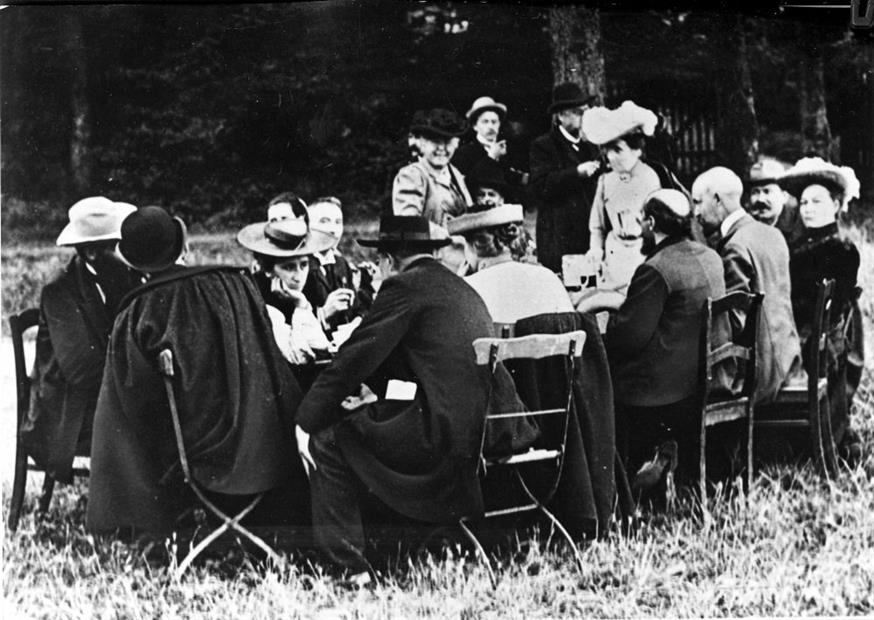 Η Ρόζα Λούξεμπουργκ μιλάει σε συγκέντρωση Σοσιαλδημοκρατών, στον κήπο μιας παμπ στην Ιένα της Γερμανίας, το 1905. /copyright ap Photos