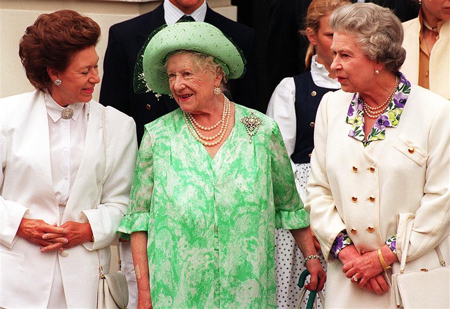 Η Πριγκίπισσα Μαργαρίτα, η βασιλομήτωρ και η Βασίλισσα Ελισάβετ. Ένοχα μυστικά και στις καλύτερες οικογένειες του κόσμου... / copyright: AP PHOTOS