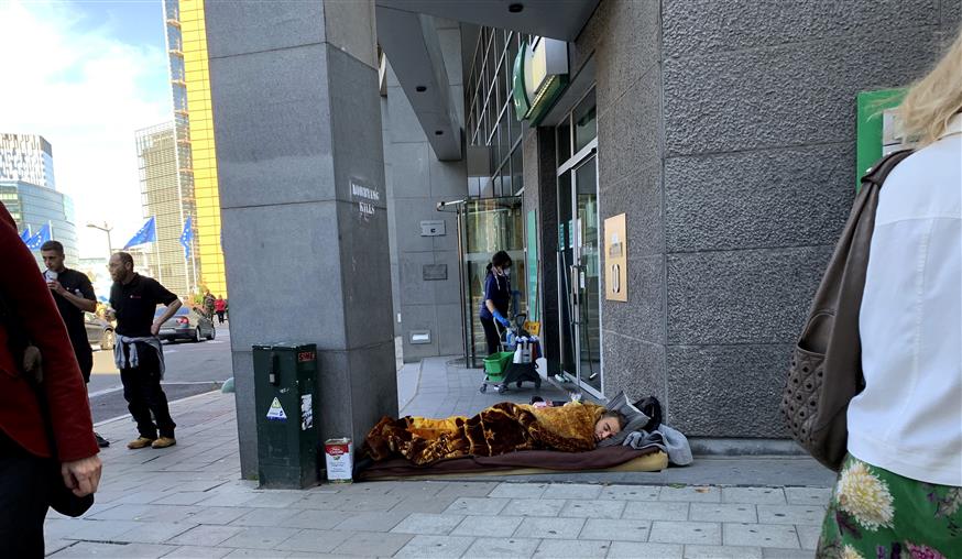 Άστεγος σε δρόμο των Βρυξελλών (AP Photo/Virginia Mayo)