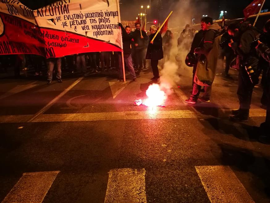 Διαδηλωτές καίνε την σημαία των ΗΠΑ (ethnos.gr / Κώστας Στάμου)