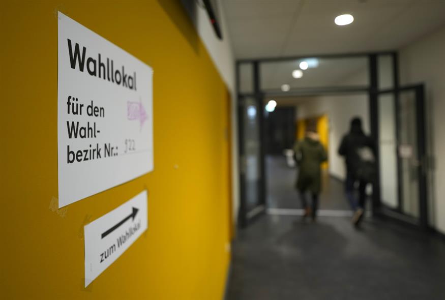 Η ώρα της κάλπης στη Γερμανία (AP Photo)