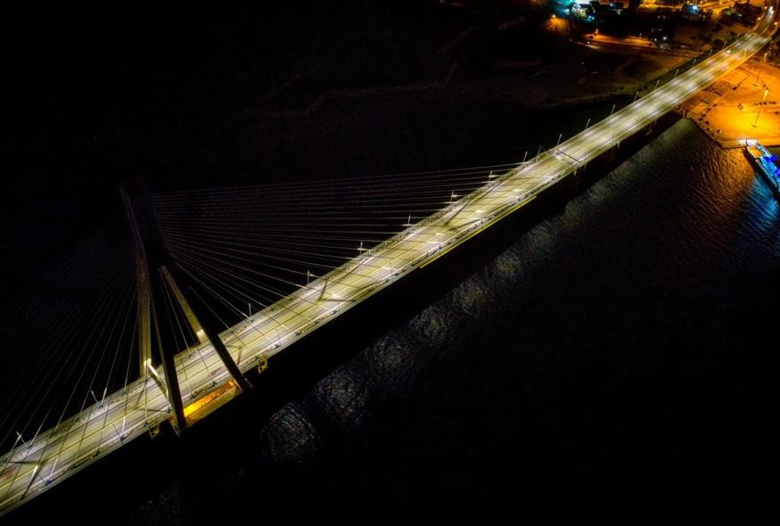 Άποψη της γέφυρας Ρίου – Αντίρριου κατά τη νύχτα/Eurokinissi