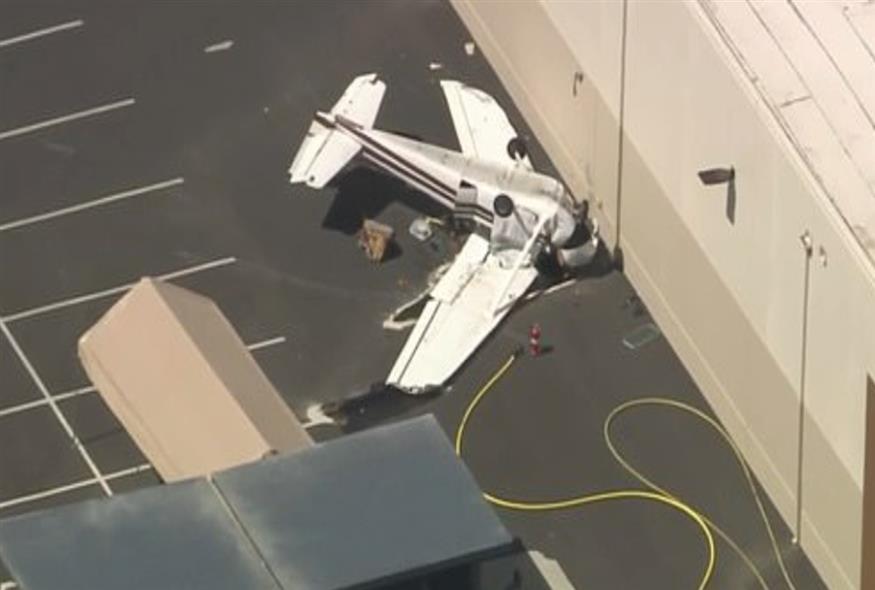 Μικρό αεροπλάνο συνετρίβη λίγα λεπτά μετά την απογείωση του στην Καλιφόρνια /video capture daily mail