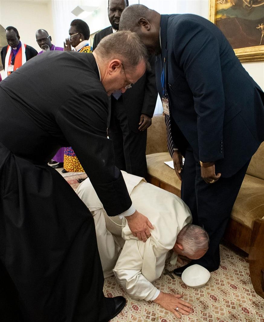 Ο Πάπας φιλάει πόδια για ειρήνη...