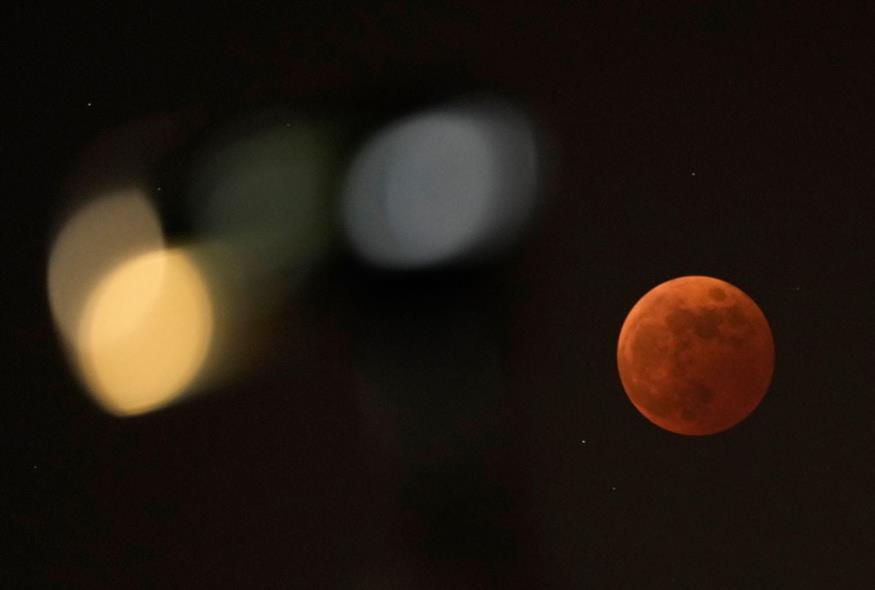 Το φεγγάρι «βάφτηκε» κόκκινο: Μοναδικές φωτογραφίες από την ολική έκλειψη του φεγγαριού (AP Photos)