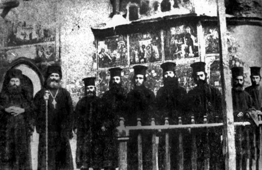 Μια ιστορική φωτογραφία του 1912, με τη μοναστική συνοδεία της Παναγίας Σουμελά  (φωτ.: «Η εξόντωση της Ορθόδοξης Εκκλησίας του Πόντου»)