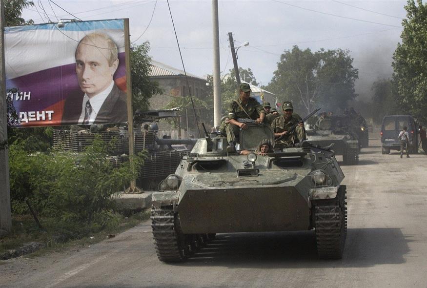 Τανκς με Οσετούς στρατιώτες εισέρχονται στο Τσχινβάλι, πρωτεύουσα της Νότιας Οσετίας (φωτογραφία αρχείου / Associated Press)