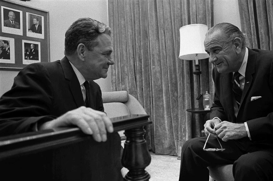 Ο Χέιλ Μπογκς, αριστερά, συνομιλεί με τον πρόεδρο Λίντον Τζόνσον. /copyright Ap Photos