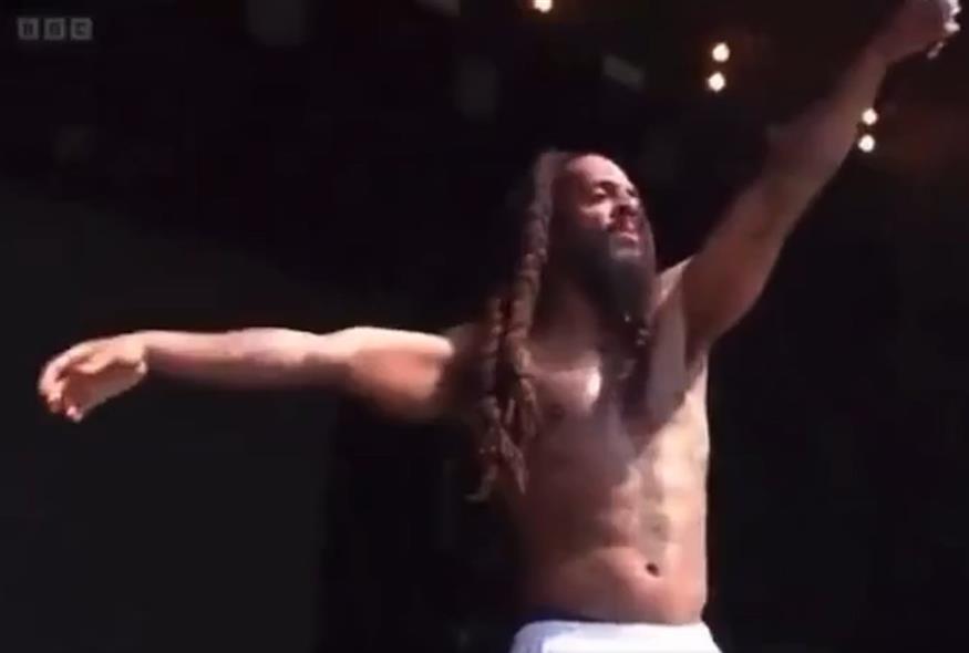 Aντιδράσεις προκάλεσε η εμφάνιση του ραπ-πανκ ντουέτου Bob Vylan στο Φεστιβάλ Γκλάστονμπερι (screenshot)