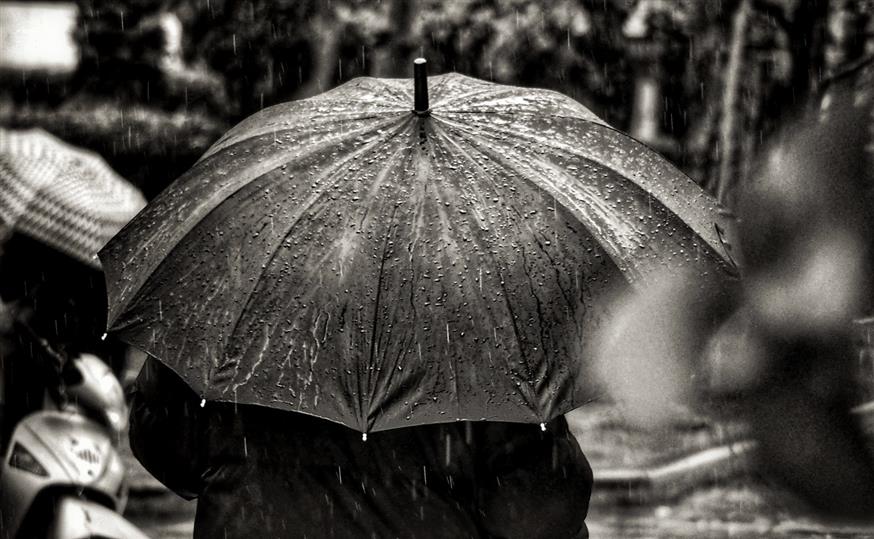 Οι ομπρέλες θα είναι απαραίτητες την Κυριακή, σε κάποιες περιοχές (EUROKINISSI/ ΓΙΩΡΓΟΣ ΚΟΝΤΑΡΙΝΗΣ)