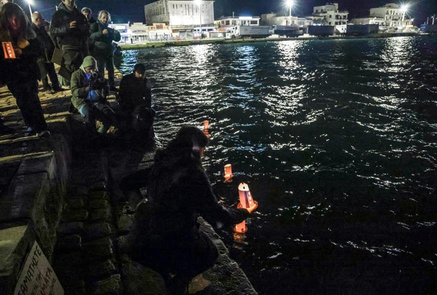 Συγκέντρωση στη Χίο για την πολύνεκρη σύγκρουση σκάφους του Λιμενικού με ταχύπλοο που μετέφερε πρόσφυγες και μετανάστες (ΚΩΣΤΑΣ ΑΝΑΓΝΩΣΤΟΥ/EUROKINISSI)
