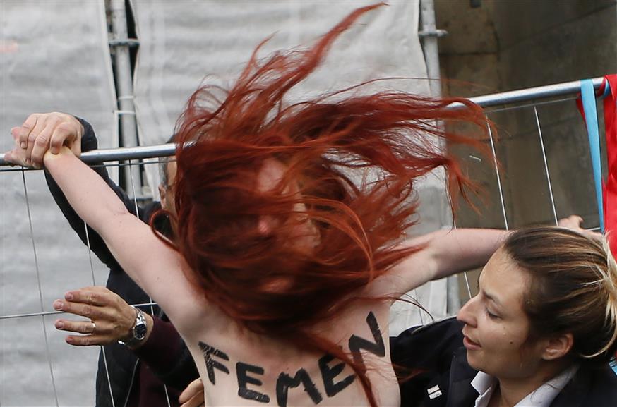 Δεν είναι καθόλου εύκολο να συλλάβεις μια Femen (AP Photo/Francois Mori)