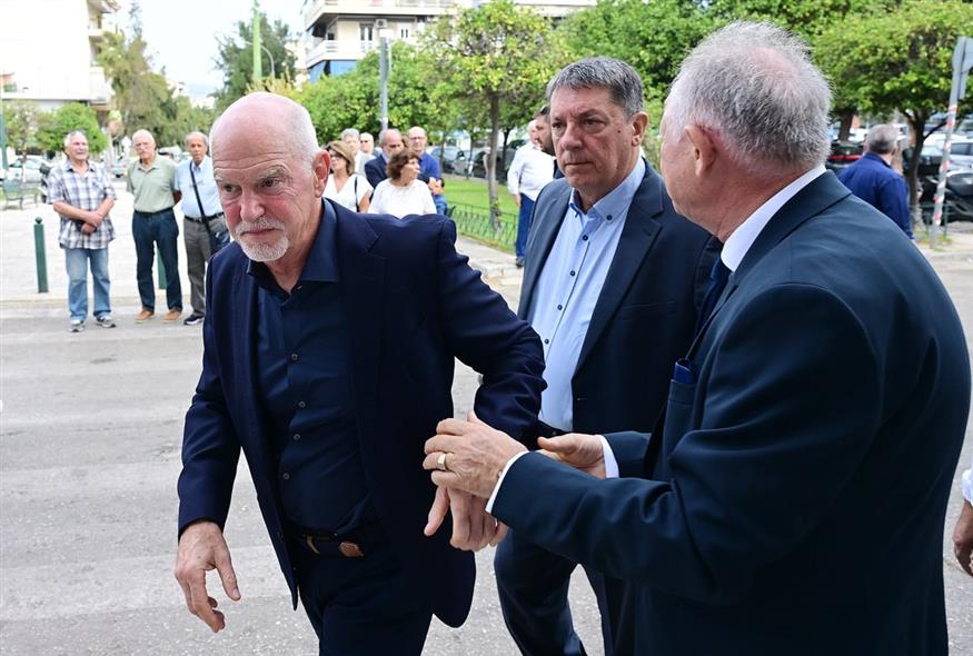 Μαργαρίτα Παπανδρέου: Οικογένεια, φίλοι και πολιτικός κόσμος στο τελευταίο αντίο στο A Νεκροταφείο Αθηνών (gallery) Μαργαρίτα Παπανδρέου: Οικογένεια, φίλοι και πολιτικός κόσμος στο τελευταίο αντίο στο A Νεκροταφείο Αθηνών (gallery)