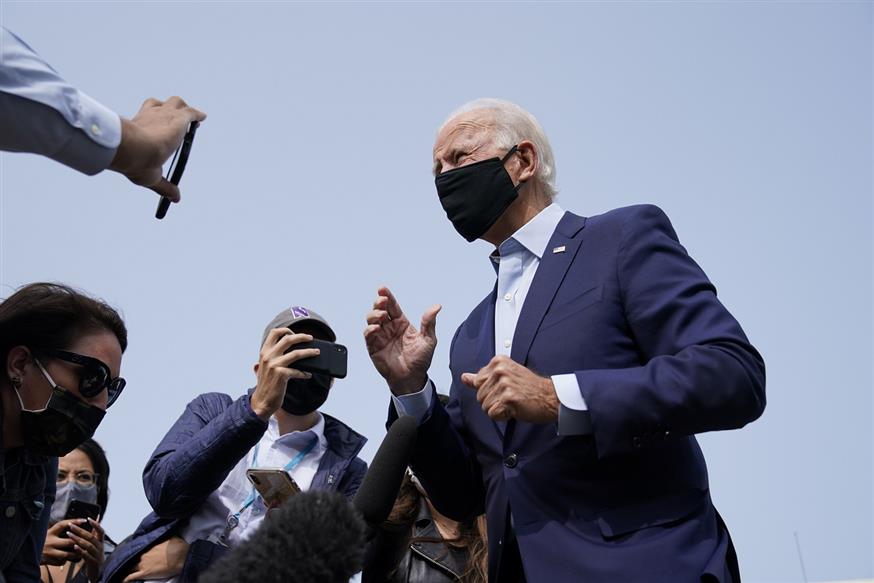 Ο Τζο Μπάιντεν με μαύρη μάσκα ενάντια στον κορονοϊό (AP Photo/Patrick Semansky)