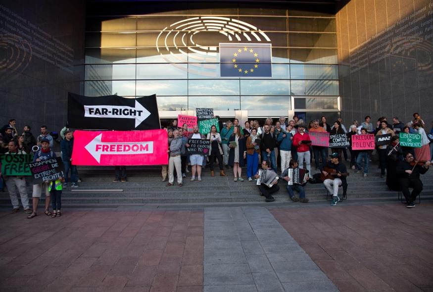 Μουσική διαμαρτυρία κατά της ακροδεξιάς στα σκαλιά του Ευρωπαϊκού Κοινοβουλίου  (Delmi Alvarez/AP Content Services for Avaaz.org)