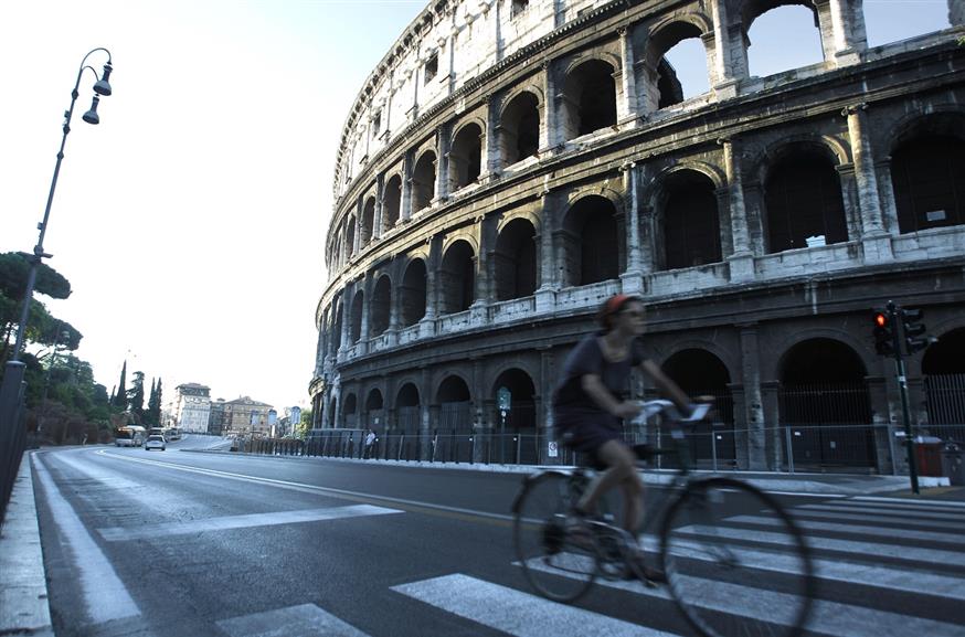 Πάντως, ο δρόμος μπροστά από το Κολοσσαίο δεν χρήζει επισκευής (AP Photo/Riccardo De Luca)