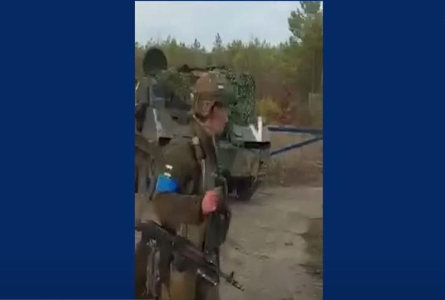 Ουκρανοί στρατιώτες φαίνεται πως πυροβόλησαν Ρώσο αιχμάλωτο πολέμου (Youtube/Screenshot/Guardian)