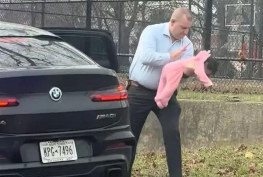 Ο αστυνομικός σώζει το μωρό από πνιγμό (TikTok)