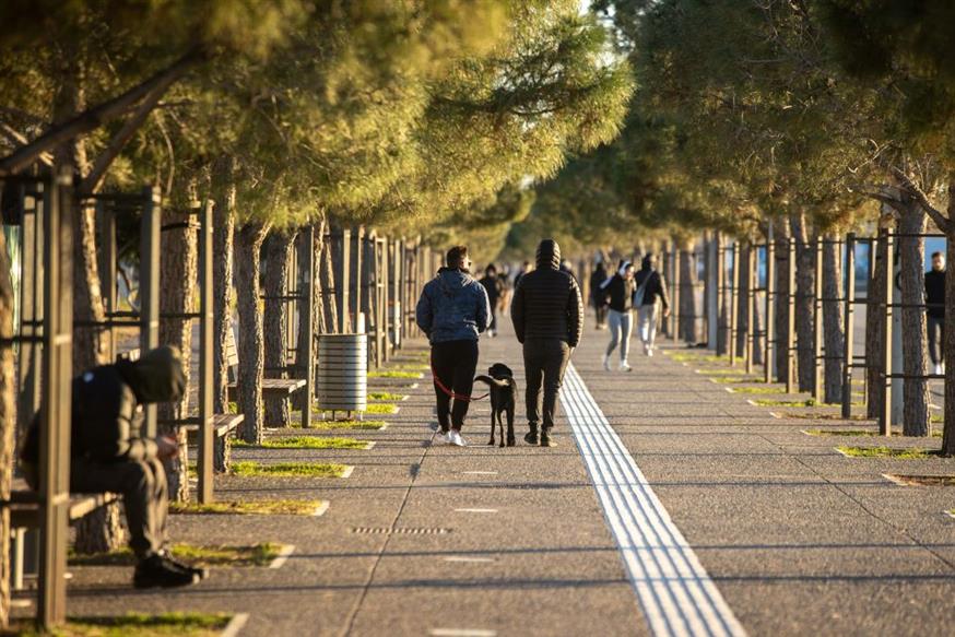 Πολίτες κάνουν την απογευματινή βόλτα τους στην παραλία της Θεσσαλονίκης/ ΡΑΦΑΗΛ ΓΕΩΡΓΙΑΔΗΣ - EUROKINISSI
