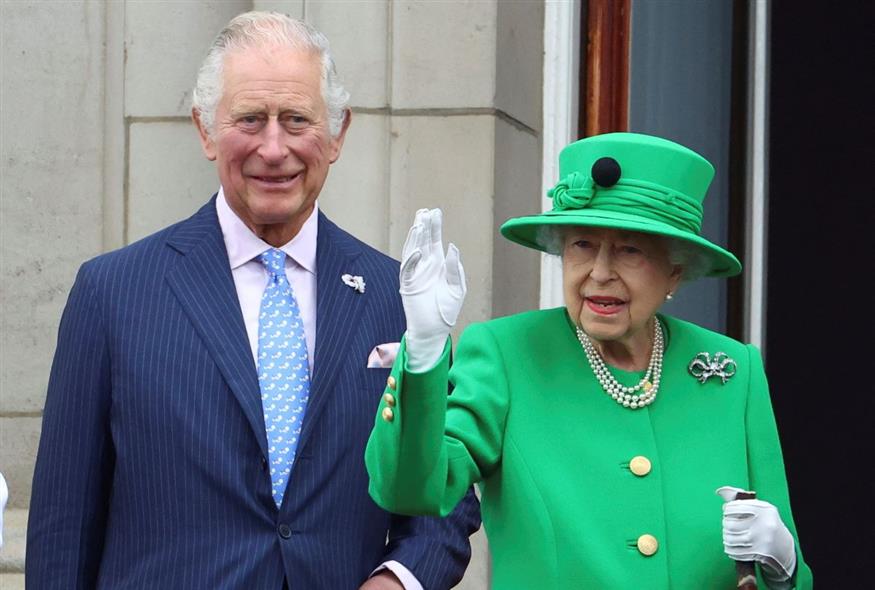 Ο Κάρολος και η βασίλισσα Ελισάβετ (AP Photo)