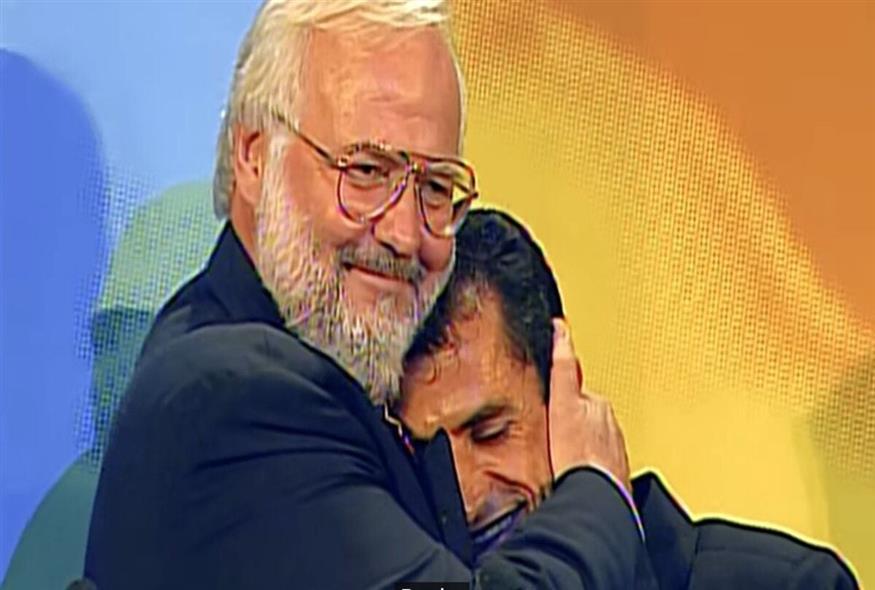 Ο Πολύβιος Κόσσυβας έχει πάρει αγκαλιά τον Βαντερλέι Λίμα στην εκδήλωση που έγινε προς τιμήν τους στην Ολυμπιακή Επιτροπή της Βραζιλίας