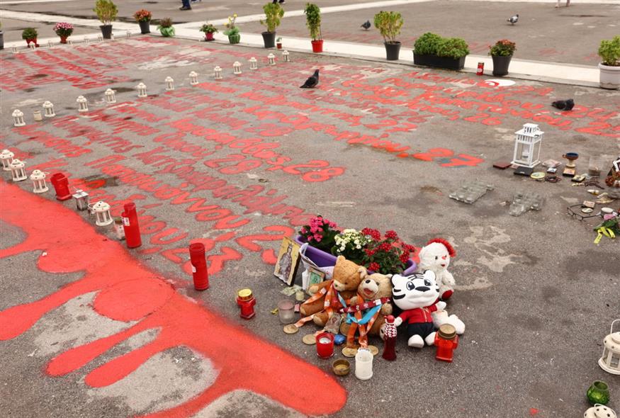 Ονόματα για τα Τέμπη στο Μνημείο του Αγνώστου Στρατιώτη