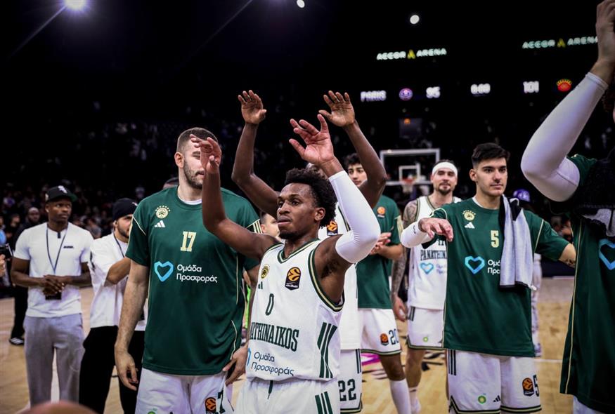 Οι παίκτες του Παναθηναϊκού πανηγυρίζουν τη νίκη στο Παρίσι (Eurokinissi)