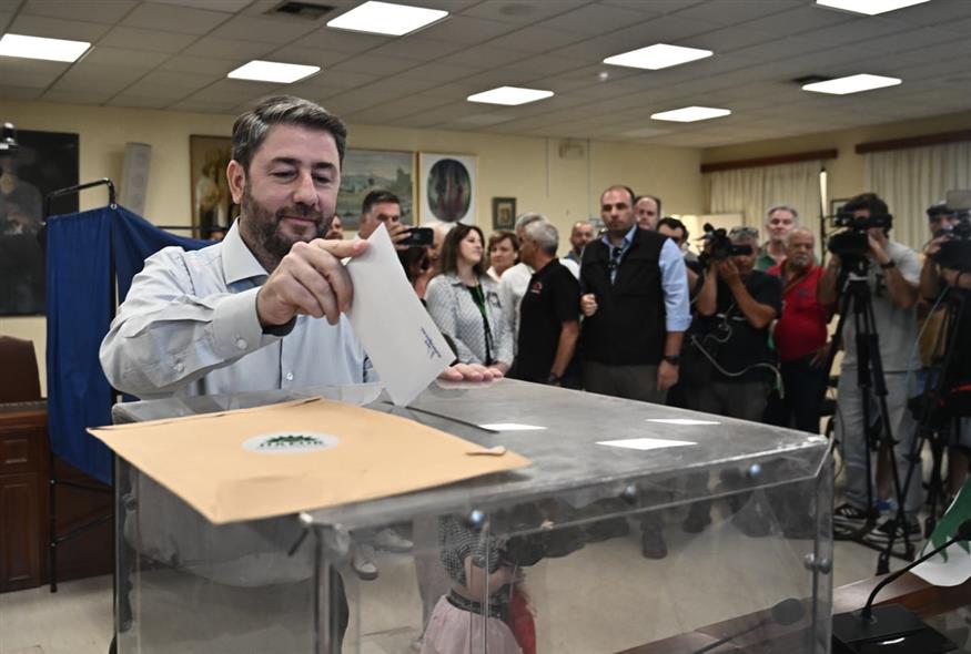 ΕΚΛΟΓΕΣ ΓΙΑ ΤΗΝ ΑΝΑΔΕΙΞΗ ΠΡΟΕΔΡΟΥ ΤΟΥ ΠΑΣΟΚ-ΚΙΝΗΜΑΤΟΣ ΑΛΛΑΓΗΣ / ΨΗΦΟΦΟΡΙΑ ΑΠΟ ΤΟΝ ΥΠΟΨΗΦΙΟ ΠΡΟΕΔΡΟ ΝΙΚΟ ΑΝΔΡΟΥΛΑΚΗ (ΚΩΣΤΑΣ ΤΖΟΥΜΑΣ/EUROKINISSI)