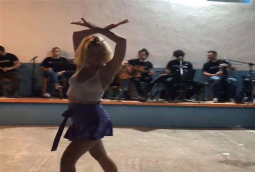 Η Τραϊάνα Ανανία χορεύει σε πανηγύρι στην Ικαρία