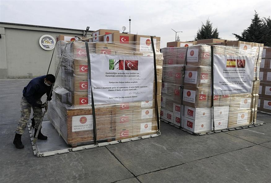 Τα φορτία με την τουρκική βοήθεια προς την Ιταλία (Turkish Defence Ministry via AP)