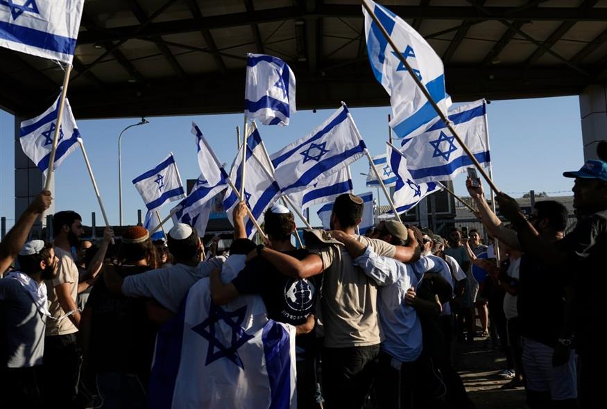 Διαδηλωτές υπέρ των ισραηλινών στρατιωτών (AP Photo/Tsafrir Abayov) Διαδηλωτές υπέρ των ισραηλινών στρατιωτών (AP Photo/Tsafrir Abayov)