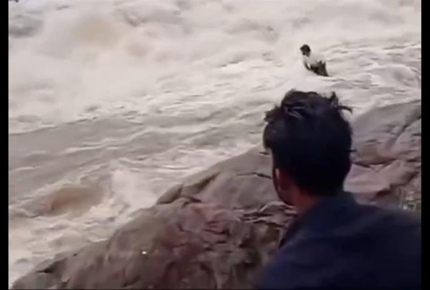 Ινδία: Η στιγμή που καταρράκτης παρασύρει 22χρονο Youtuber (X)