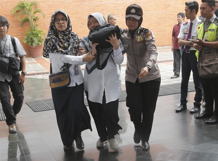 Συγγενείς των θυμάτων καταφθάνουν στο αεροδρόμιο και στα γραφεία της εταιρίας (AP/Tatan Syuflana)
