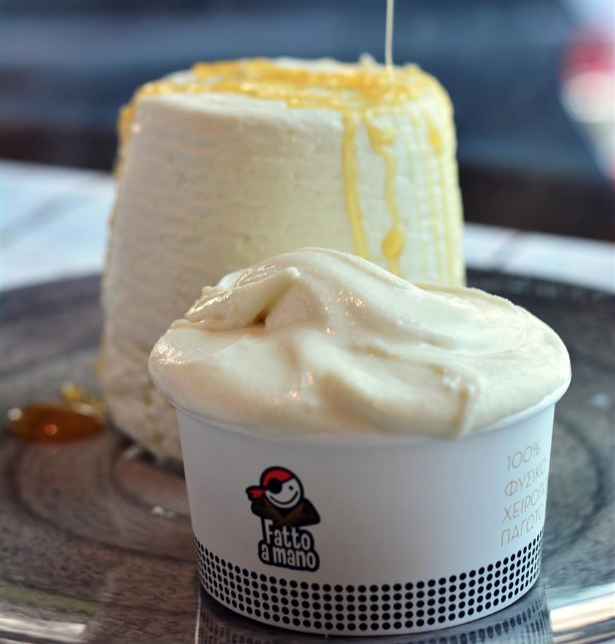 Παγωτό ανθότυρο με θυμαρίσιο μέλι | © Fatto a Mano