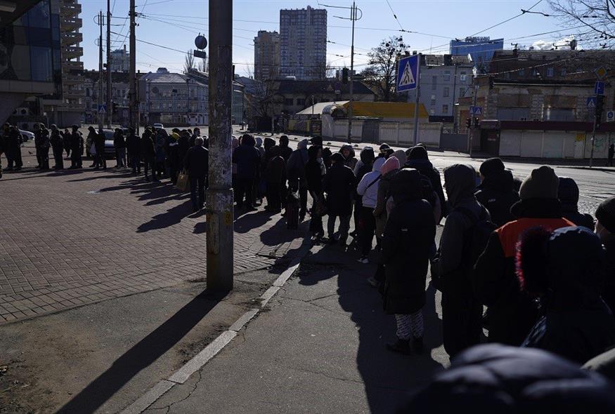 Πολίτες στην ουρά έξω από σούπερ μάρκετ του Κιέβου (Associated Press)