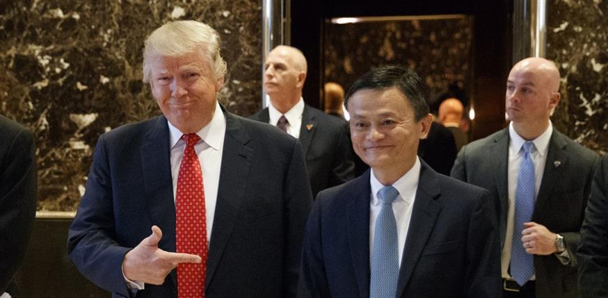 O Ντόναλντ Τραμπ με τον ιδρυτή της Alibaba, Τζακ Μα (AP photo)