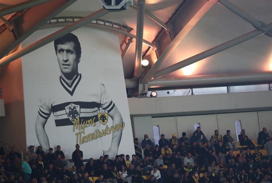 Αφίσα με τον Μίμη Παπαϊωάννου στο γήπεδο της ΑΕΚ (EUROKINISSI)