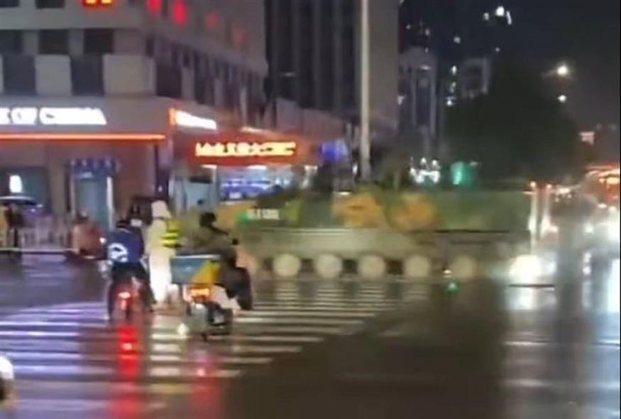 Τανκς σε μεγάλες πόλεις της Κίνας (Video Capture)