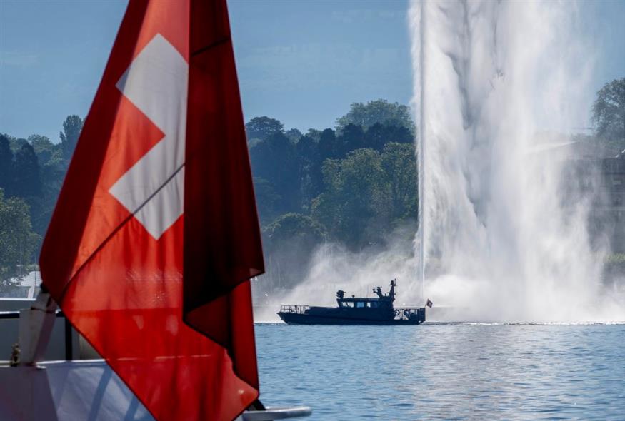 Ελβετία: Λίμνη στη Γενεύη (AP Photo/Michael Probst)