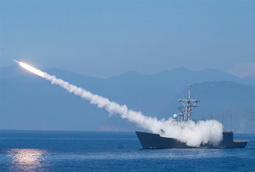 Φρεγάτα κλάσης Cheng Kung εκτοξεύει αντιαεροπορικό πύραυλο στο πλαίσιο ναυτικής επίδειξης στις ετήσιες ασκήσεις Han Kuang της Ταϊβάν στα ανοικτά των ανατολικών ακτών του νησιού, κοντά στην πόλη Yilan / AP Photo/Huizhong Wu