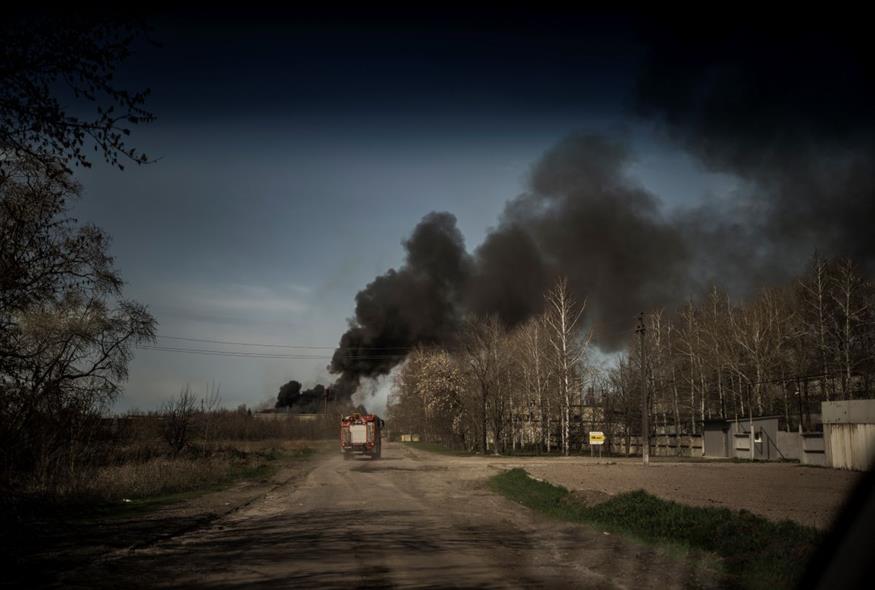 Ρωσική επίθεση σε ουκρανικό εργοστάσιο (AP Photo)