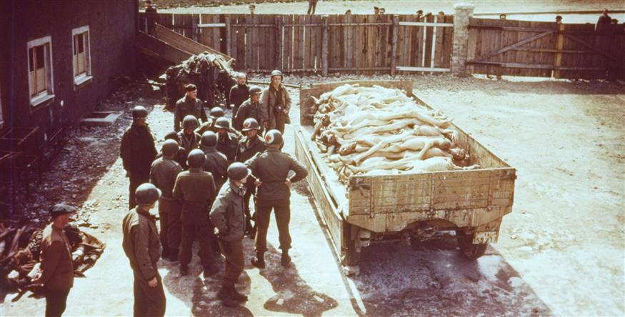11 Απριλίου του 1945. Αμερικανοί στρατιώτες έρχονται αντιμέτωποι με την πιο σκοτεινή πλευρά του Β' Παγκοσμίου Πολέμου: τα στρατόπεδα συγκέντρωσης/ copyright: AP PHOTOS
