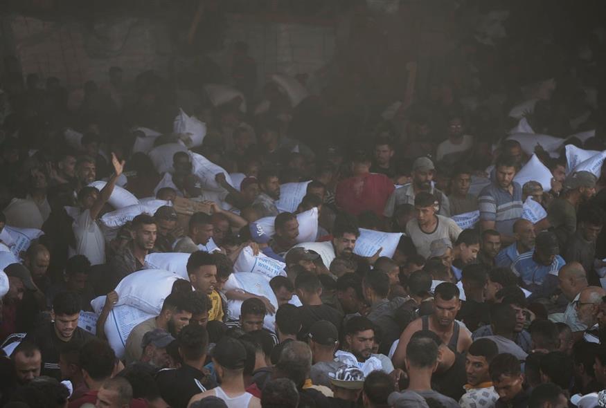 Διανομή φαγητού στη Γάζα (AP Photo/Abdel Kareem Hana)