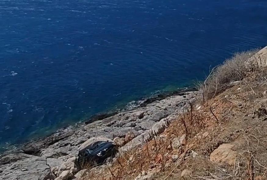 60χρονη έπεσε με το αυτοκίνητό της σε γκρεμό